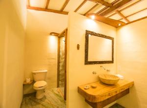 Ένα μπάνιο στο Galería Suites San Pancho