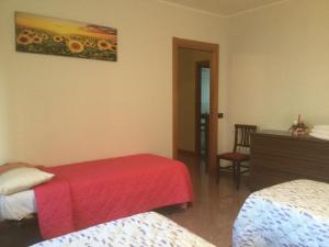 Un dormitorio con dos camas y una manta roja. en Nido Center II, en Bérgamo