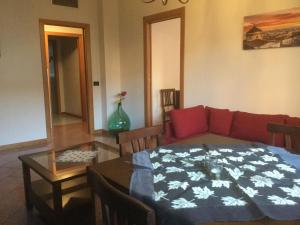 een woonkamer met een bank en een tafel bij Nido Center II in Bergamo