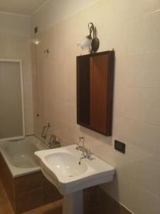 un baño con lavabo y bañera en Nido Center II, en Bérgamo 6 fotos más