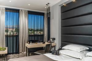 Ένα ή περισσότερα κρεβάτια σε δωμάτιο στο The View Luxury Rooms