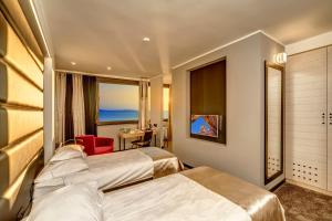 Ένα ή περισσότερα κρεβάτια σε δωμάτιο στο The View Luxury Rooms