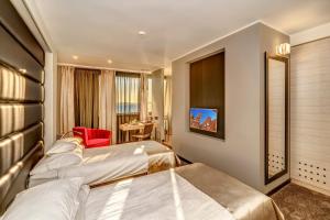 Een bed of bedden in een kamer bij The View Luxury Rooms