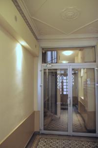 パリにあるスタジオ ロマンチック エ ボエームのガラス戸付きの部屋への入り口