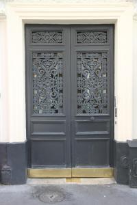 パリにあるスタジオ ロマンチック エ ボエームの大きな黒いドア