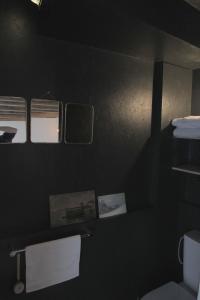 パリにあるスタジオ ロマンチック エ ボエームの黒い壁のバスルーム(トイレ付)