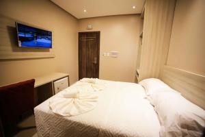 Cama ou camas em um quarto em Hotel London Santarem