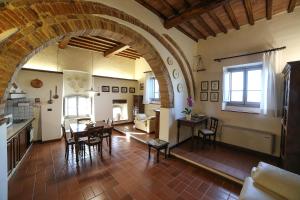 A kitchen or kitchenette at Appartamenti AVA e TEGRINO nell'antica dimora di Fulignano Még 25 kép