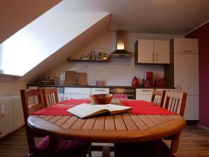 eine Küche mit einem Holztisch mit einem Buch darauf in der Unterkunft Ferienwohnung Comic Fantasy in Lindau