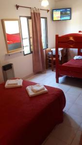 - une chambre avec 2 serviettes assises sur un lit dans l'établissement Hosteria Quime, à La Lucila del Mar