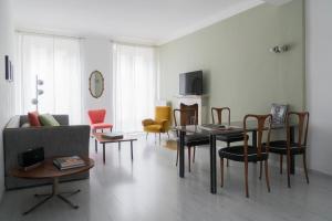 ミラノにあるBrera Apartmentsのリビングルーム(ソファ、テーブル、椅子付)