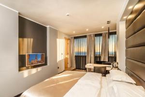 Ένα ή περισσότερα κρεβάτια σε δωμάτιο στο The View Luxury Rooms