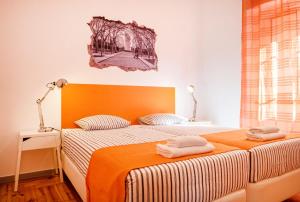 a bedroom with two beds with towels on them at Loulé Coreto Hostel in Loulé