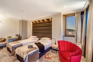 Ένα ή περισσότερα κρεβάτια σε δωμάτιο στο The View Luxury Rooms