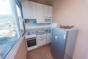Kuchyň nebo kuchyňský kout v ubytování Apartmani Jazz Aleksandra