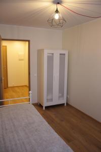 Habitación vacía con armario y puerta en Kesklinna Apartement en Haapsalu