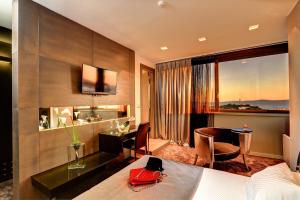 Μια τηλεόραση ή/και κέντρο ψυχαγωγίας στο The View Luxury Rooms