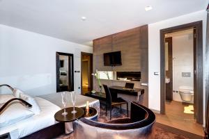 Ένα ή περισσότερα κρεβάτια σε δωμάτιο στο The View Luxury Rooms