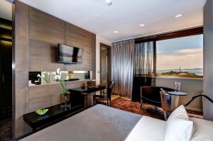 Habitación de hotel con cama y escritorio en The View Luxury Rooms, en Split