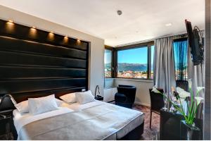 Ένα ή περισσότερα κρεβάτια σε δωμάτιο στο The View Luxury Rooms