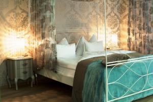 Letto o letti in una camera di Bad Bubendorf Design & Lifestyle Hotel