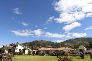 a group of houses with a mountain in the background at Hotel Casitas Barro Iza Boyaca in Iza