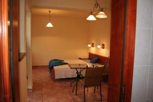 1 dormitorio con cama y mesa con ordenador portátil en Villa Patio en Patince