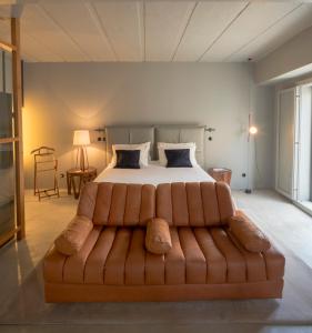 een slaapkamer met een groot bed en een bank bij Raw Culture Art & Lofts Bairro Alto in Lissabon