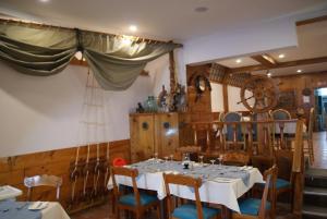 comedor con mesa y algunas sillas en Buccaneers Boutique Guest House, en St Paul's Bay