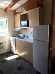 Kuchyň nebo kuchyňský kout v ubytování Wayfarer Motel