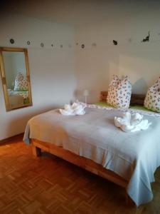 ein Schlafzimmer mit einem Bett mit weißen Handtüchern darauf in der Unterkunft Ferienwohnung "Zur Biene" in Winsen