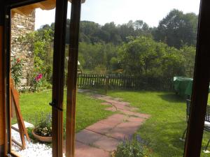 FrisancoにあるB&B Louc Gubitの庭の窓から庭園を望む