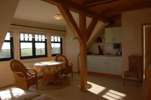 a kitchen and dining room with a table and chairs at Heu-Ferienhof Altkamp in Putbus