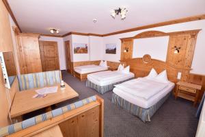 Postel nebo postele na pokoji v ubytování Hotel Wender + 37 fotografií