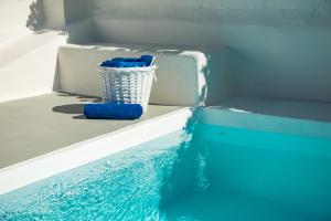 Bassein majutusasutuses Pantelia Suites või selle lähedal