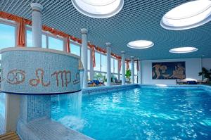 una piscina en un edificio con una gran piscina en Hotel Aurora Terme, en Abano Terme
