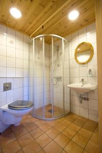 a bathroom with a shower and a toilet and a sink at Nordal Turistsenter in Lom