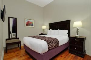 pokój hotelowy z dużym łóżkiem i 2 stolikami nocnymi w obiekcie Lamothe House Hotel a French Quarter Guest Houses Property w Nowym Orleanie