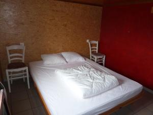En eller flere senge i et værelse på Chalet Pimpernel