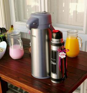 a mixer sitting on a table with some drinks at Carmine Hotel Apart in Capilla del Señor