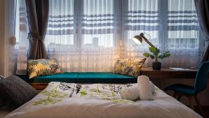 Postel nebo postele na pokoji v ubytování UrbanApartment in CENTER #FREEPARKING #COZY