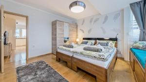 Postel nebo postele na pokoji v ubytování UrbanApartment in CENTER #FREEPARKING #COZY
