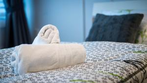 Postel nebo postele na pokoji v ubytování UrbanApartment in CENTER #FREEPARKING #COZY