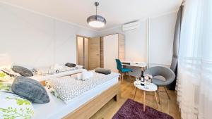 Postel nebo postele na pokoji v ubytování UrbanApartment in CENTER #FREEPARKING #COZY + 16 fotografií