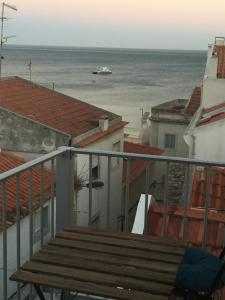 een balkon met uitzicht op de oceaan bij Don Sebastiao in Sesimbra