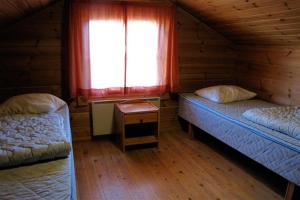 En eller flere senge i et værelse på Koivula Cottages