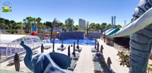 Bazén v ubytování Camping & Bungalows Oasis nebo v jeho okolí