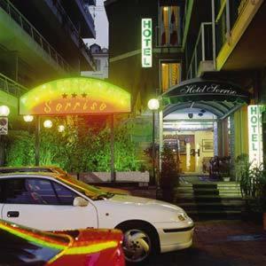 een witte auto geparkeerd voor een restaurant bij Hotel Sorriso in Sanremo