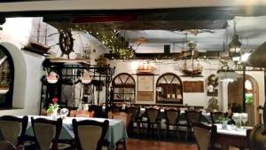 a restaurant with tables and chairs in a room at Pension To olen Slüüs Dagebüll in Dagebüll
