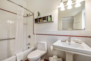 サンフランシスコにあるパーカー ゲストハウスの洗面台とトイレを備えた白いバスルーム +37枚の写真